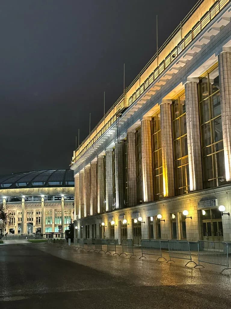 Фасад здания — ориентир по пути в зал «Лужники»